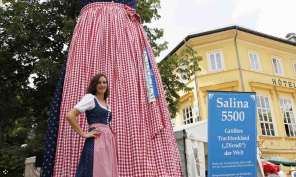 Größtes Dirndl: Ein Dirndl von 4,9 m Länge und 3,8 m Breite, das am 17. Juli 2010 von der GDL-Handels- und Dienstleistungs GmbH in Bad Ischl (A) präsentiert wurde, erzielte den Rekord als weltweit größtes Trachtenkleid. Foto: Guinness World Records