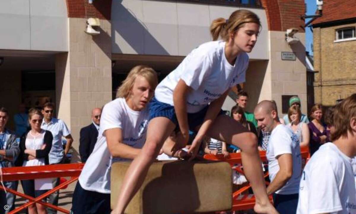Meiste Gerätesprünge: Am 5. September 2009 erzielte das Blue Falcons Gymnastic Display Team mit 6.250 Sprüngen im Meadows Shopping Centre in Chelmsford (GB) einen neuen Weltrekord. Foto: Guinness World Records