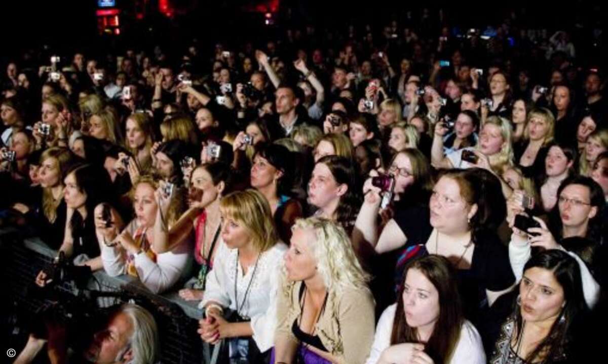 Größtes Pfeifkonzert: TV-Reporterin Funda Vanroy (D) dirigierte in der am 22. Mai 2011 ausgestrahlten Galileo-Folge (Pro 7, D) im FritzClub im Postbahnhof in Berlin (D) während eines Solokonzerts von Backstreet-Boy Nick Carter (USA) gemeinsam mit dem