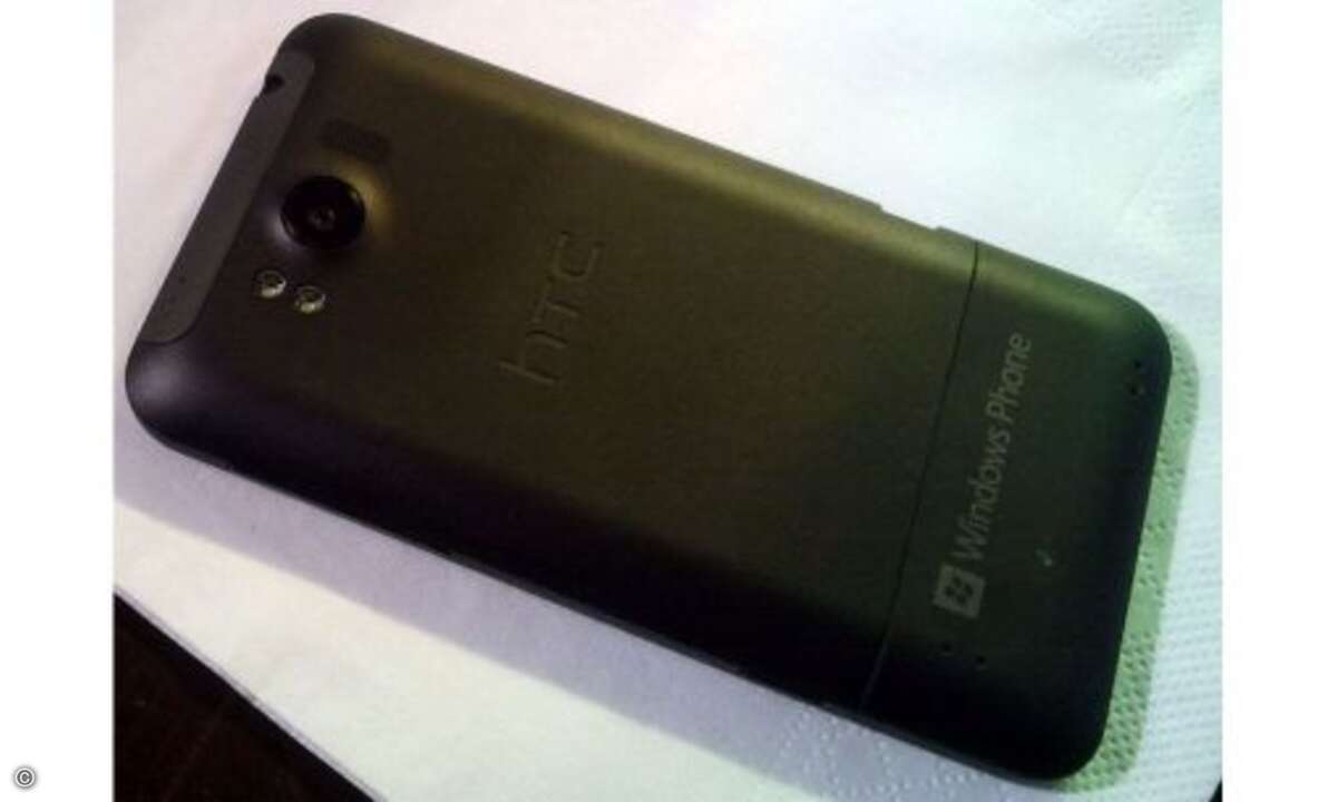 Design und Haptik
HTC Titan und Samsung Omnia W sind dagegen spürbar kantiger gestaltet. Das HTC Titan ist mit Maßen von 131x70 Millimeter außerdem zu groß, um noch bequem in der Hand zu liegen. Auch bei der Materialwahl hat Nokia die Nase vorn. D