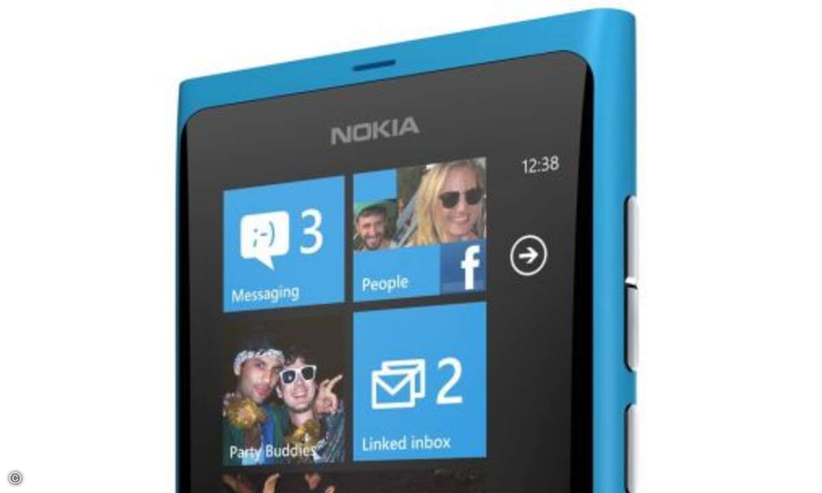 Display
Lumia 800 und Omnia W sind mit einem 3,7 Zoll großen AMOLED-Display ausgestattet. Diese moderne Technologie sorgt für knackscharfe Kontraste und eine brillante Farbdarstellung. Nokia hat dabei mit Clear Black eine