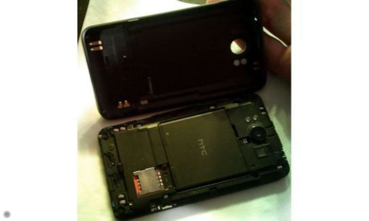 Akku
Das Lumia 800 ist das einzige Windows-Modell, bei dem man den Akku nicht austauschen kann. In puncto Akkukapazität gibt es dagegen kaum Unterschiede. Beim Titan liegt sie bei 1600 mAh, das Omnia W fasst 1520mA, das Lumia 800 bringt es auf 145