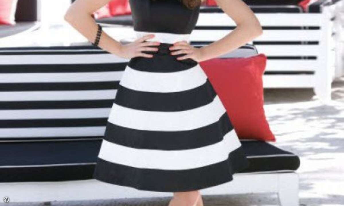 Dieses wunderschön gestreifte Kleid macht die Beine nicht nur schlank, es versetzt sie auch gleich noch.