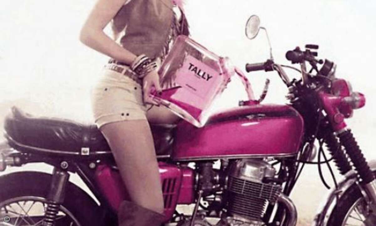 Aber kein Problem - mit der richtigen Wäsche kann man auch mit einem Bein problemlos Motorrad fahren. Zumindest in der Werbung.