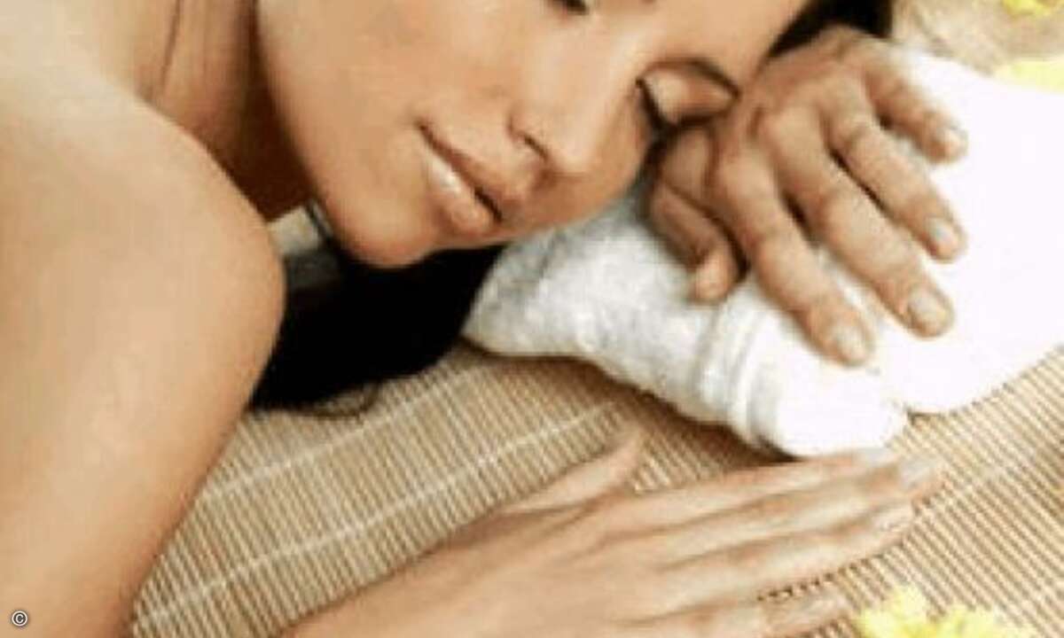Dieses foto beweist sehr deutlich, dass die teuren Besuche der Holden im Nagelstudio eben nicht nur eitler Firlefanz sind. Die Linke Hand der Dame wurde noch nicht behandelt, die rechte Hand schon.