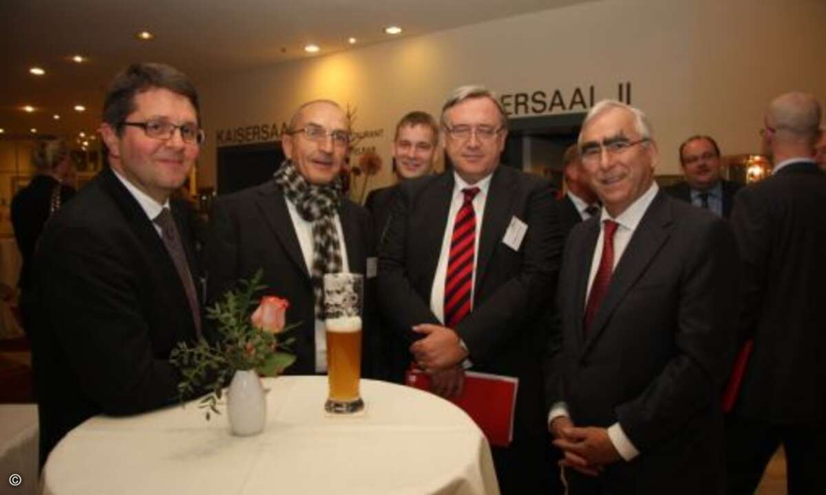 George Linardatos, Roland Lommer (Eaton) und Wolfgang Schmälze (H&D IT Professional Services) mit Theo Waigel