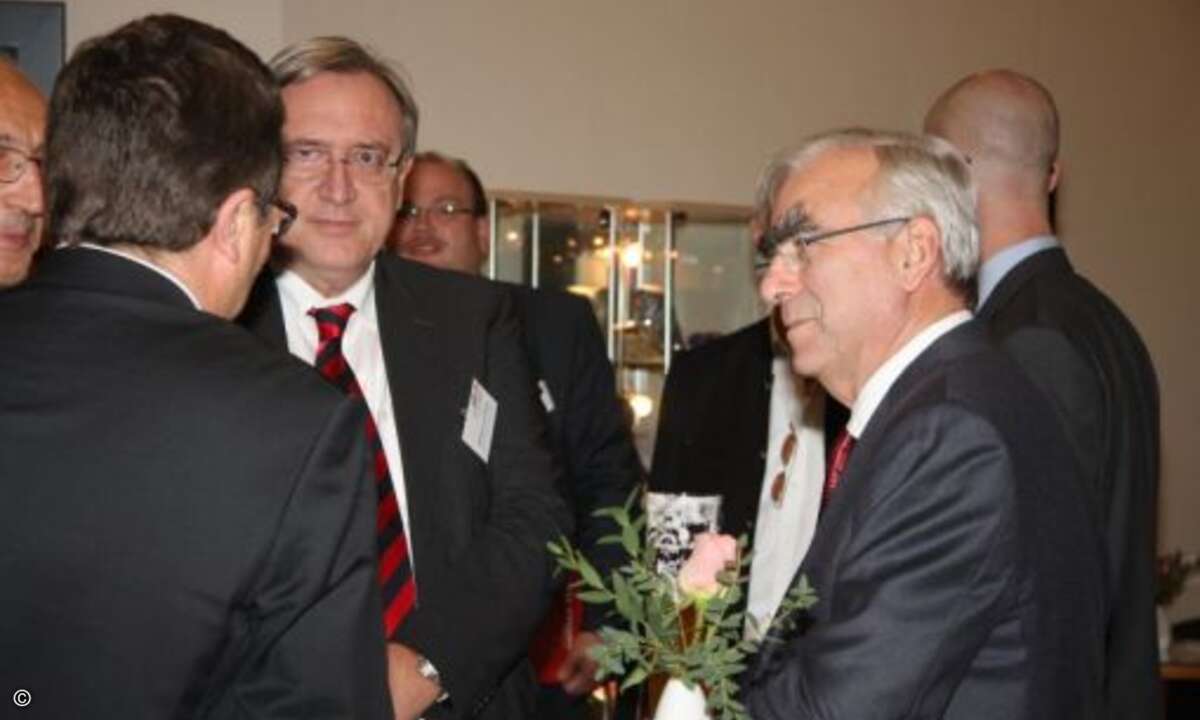 Der Finanzminister a.D. nimmt sich Zeit für das Gespräch mit den Teilnehmern
