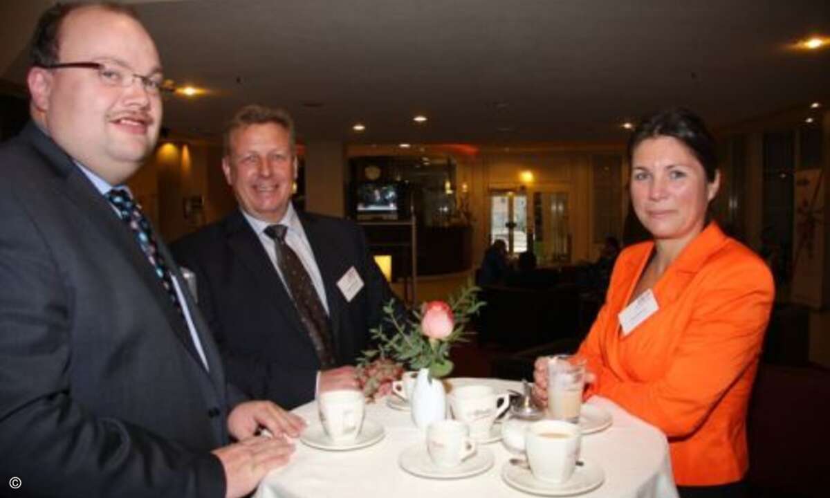 Rolf Mittag (Komsa Systems) mit Jürgen Kirchmann und Claudia Noller (beide Extreme Networks)
