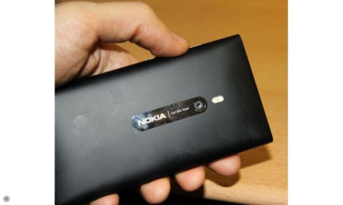 Nokia Lumia 800 Neben der guten Haptik und der sehr guten Verarbeitung hat Nokia auch die Ausstattung nicht vergessen. Das AMOLED-Display ist 3,7 Zoll groß und zeigt 800 x 480 Pixel, darunter werkelt ein 1,4 Gigahertz schneller Prozessor, dem 512 Me