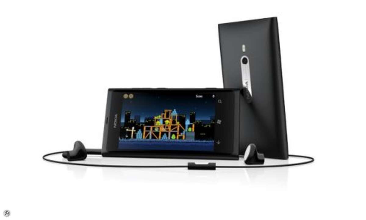 Nokia Lumia 800 Der Hersteller hat auf dem Lumia 800 außerdem spezielle Dienste integriert, die man auf anderen Windows Phones nicht findet, dazu gehören die Sport-App ESPN, der Musikdienst Nokia Music mit Mix Radio und die kostenlose Onboard-Naviga