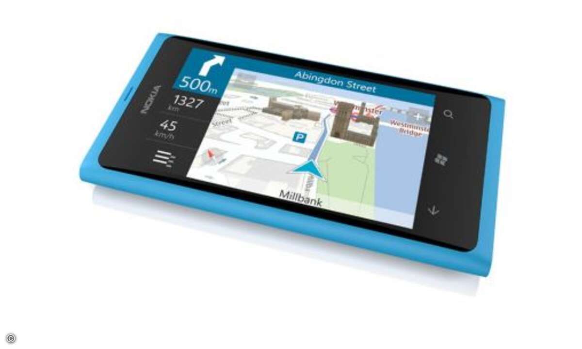 Nokia Lumia 800 Doch das ist schon ein klarer Vorteil gegenüber den anderen Windows Phones. Denn Nokia Drive bietet in mehr als 80 Ländern eine sprachgestützte Navigation und kann dabei auch offline genutzt werden. Karten-Downloads sind direkt per W