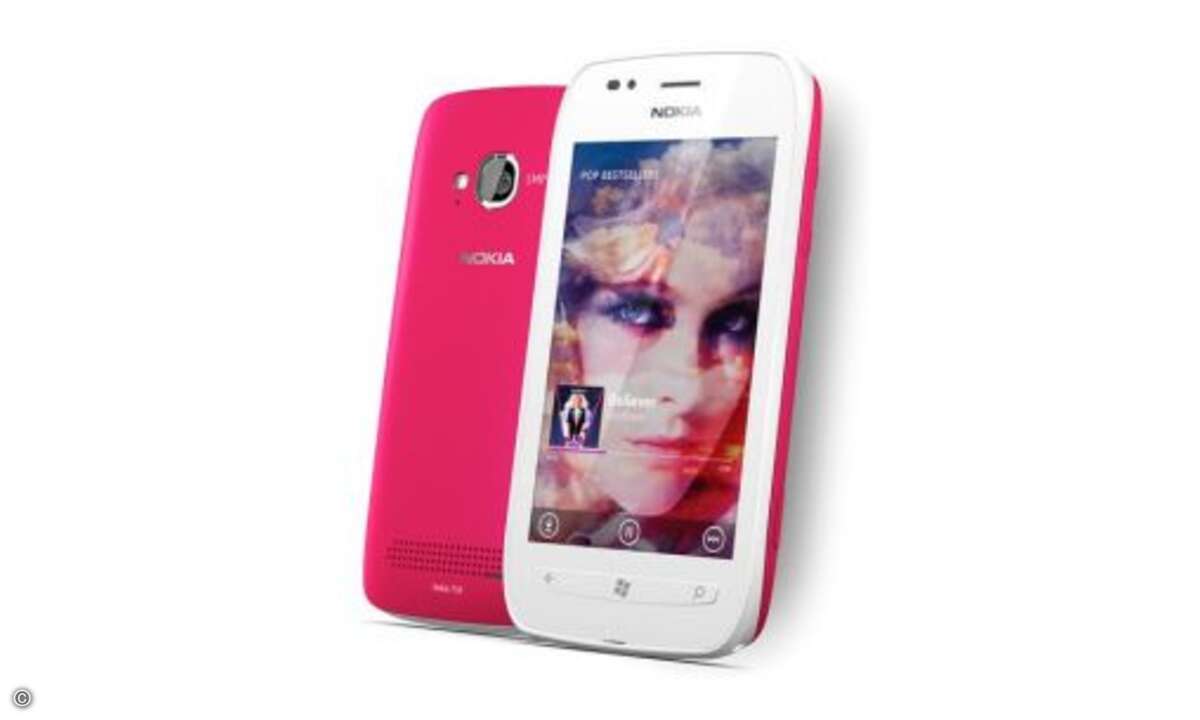 Nokia Lumia 710 Beim Lumia 710 handelt es sich um eine günstigere Version des 800er-Modells. Das Display ist zwar ebenfalls 3,7 Zoll groß, doch statt AMOLED baut Nokia ein einfaches LCD ein. Der Speicher ist mit 8 Gigabyte nur halb so groß und die K