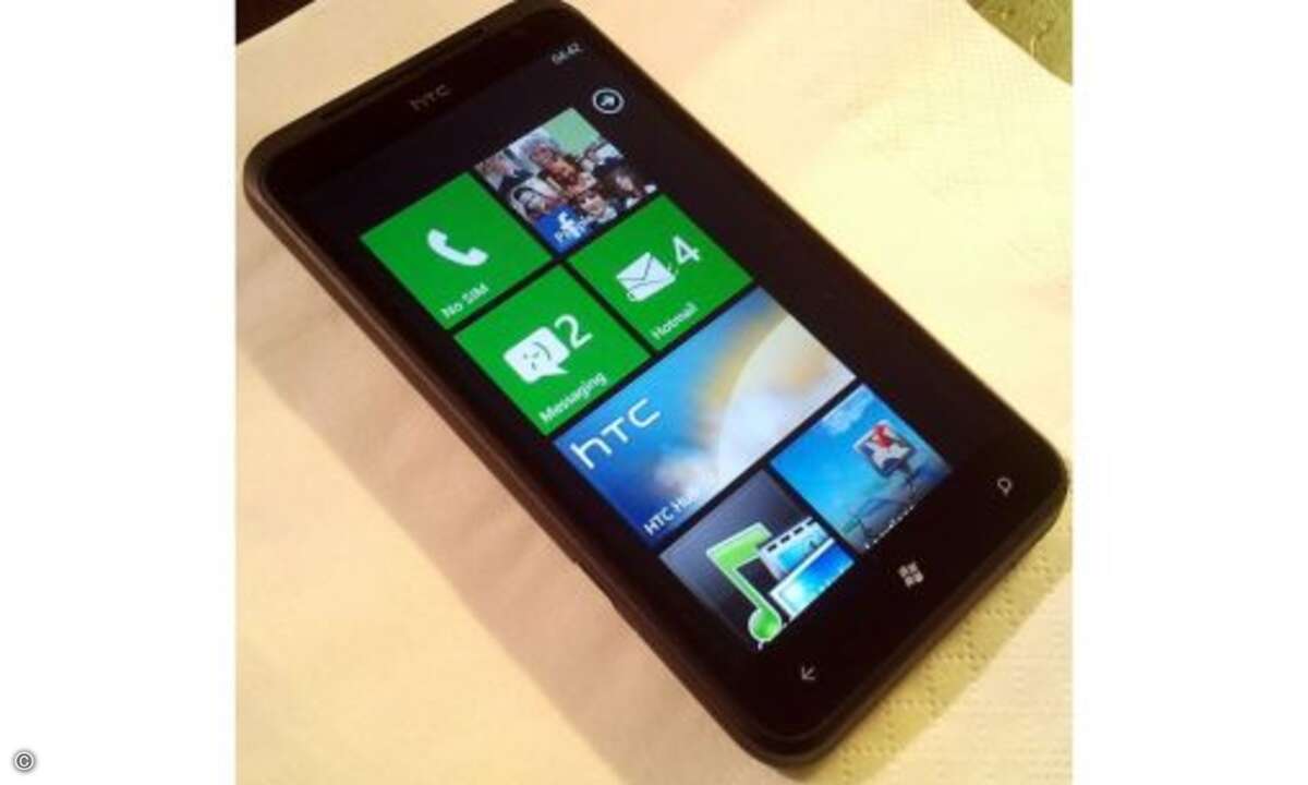 HTC Titan Das neue Mango-Phone von HTC heißt Titan - und der Name ist Programm. Mit seinem 4,7-Zoll-Display ist es das größte Telefon, das der Hersteller bisher auf den Markt gebracht hat. Der Riese misst stattliche 13 x 7 Zentimeter und liegt daher