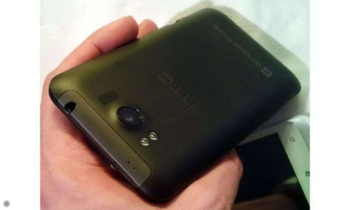 HTC Titan Die Technik kann sich sehen lassen. Die Kamera macht Fotos mit 8 Megapixel, der Prozessor taktet mit 1,5 Gigahertz und der Akku ist 1650 mAh stark. Wlan, HSPA und GPS stehen natürlich ebenfalls auf der Ausstattungsliste. Das Titan ist bere