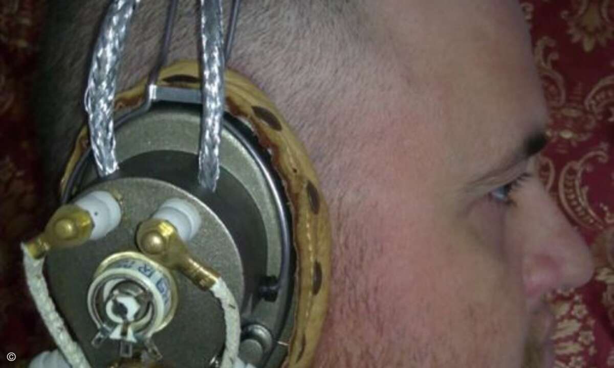 ... und das passende Headset nicht fehlen. (nein, keine Sorge, das ist kein elektrisches Folterinstrument der US-Army aus Guantanamo)