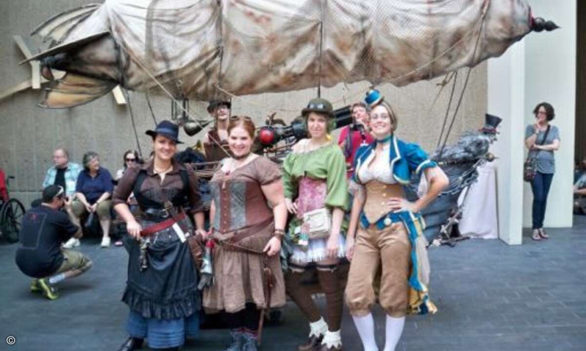 Steam Punks reisen im selbst gebastelten Luftschiff in 80 Tagen um die Welt...