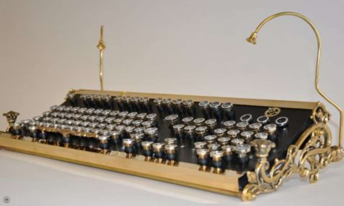 ... samt entsprechender Tastatur mit echtem Schreibmaschinenanschlag. (auch haben will)