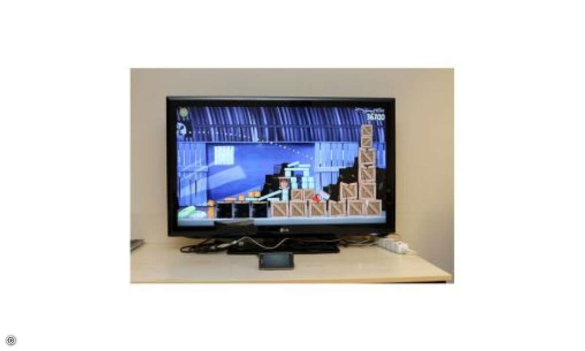 Cotton Candy mit Android und dem Spiel Angry Birds auf einem LG Monitor. Das Smartphone dient als Steuereinheit. © FXI