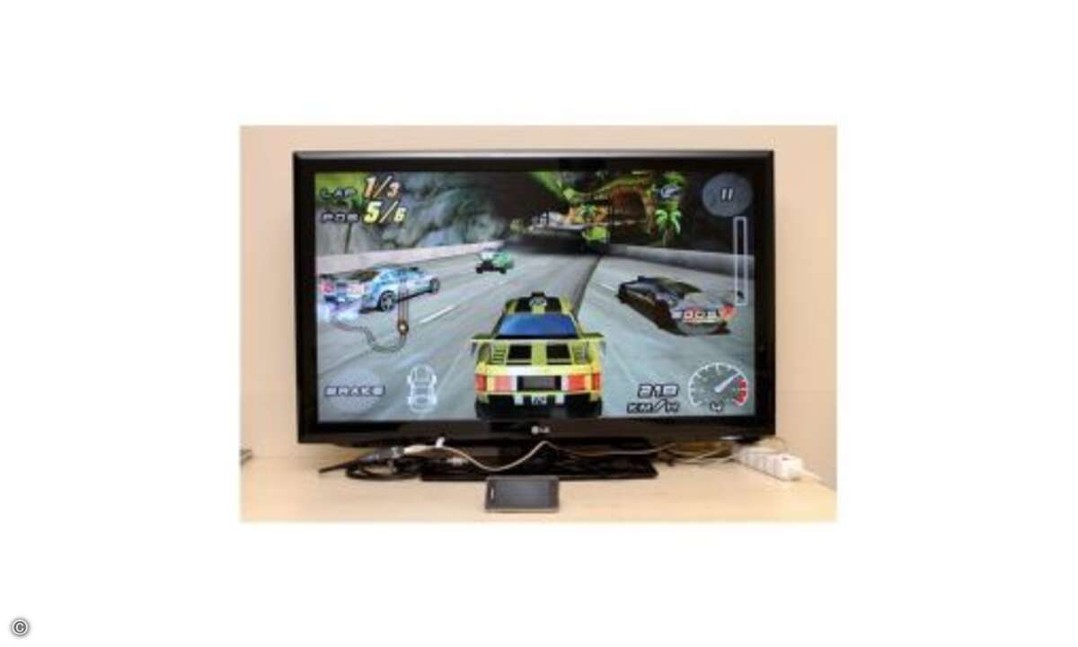 Android mit dem Spiel Raging Thunder 2 Lite auf einem Display, das über HDMI mit dem Rechner verbunden ist. Das Handy dient als Steuerung. © FXI