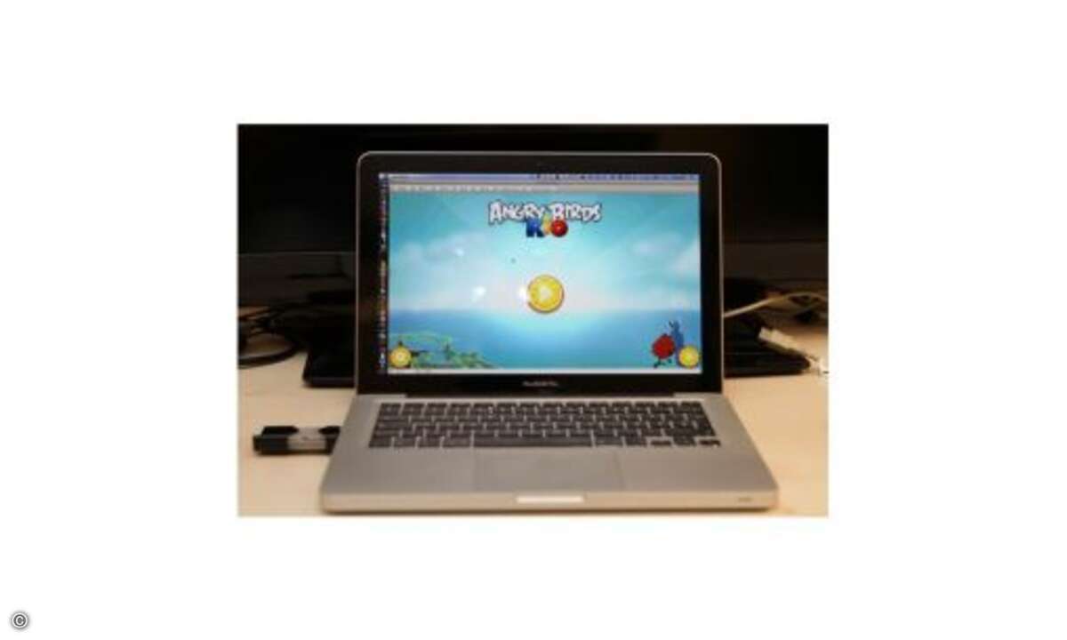 MacBook Pro mit dem Cotton Candy, auf dem Angry Birds unter Android läuft. Die Mac-Tastatur dient als Steuerung. © FXI