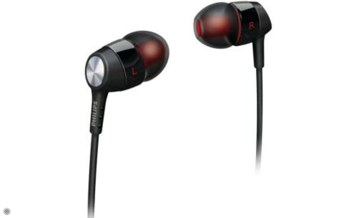 Philips SHE 8000/10 - 30 Euro
Die Ausstattung des SHE 8000/10 fällt wie die des SHE 8500 (9/09) mager aus. Anders jedoch als der 8500 wird der 8000er mit Silikon-Pads ausgeliefert, die sich im Ohr festsaugen und extrem dicht sind.
Die mehr bass