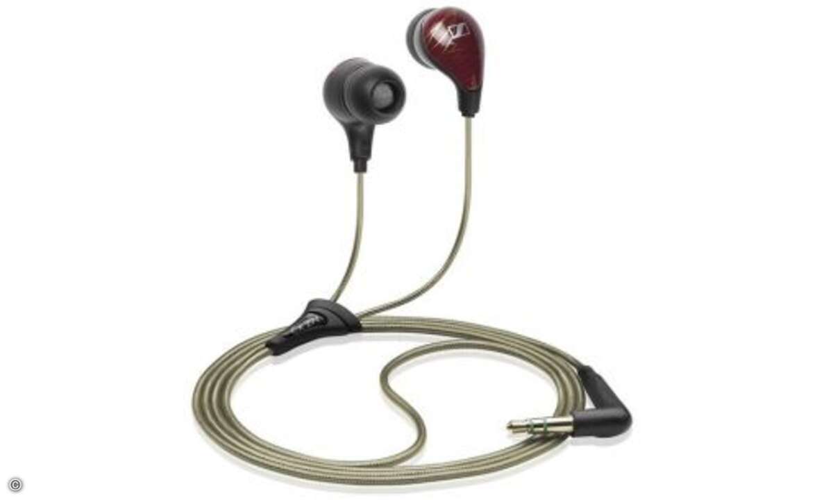 Sennheiser CX 271 - 35 Euro
Optisch gefällt der CX 271 mit schöner Form, hübscher Lackierung und glänzendem Anschlusskabel. Leider packte ihm Sennheiser nur die obligatorischen drei Gummi-Pads bei. Beim Hörtest offenbarte er eine Vorliebe für Bäss