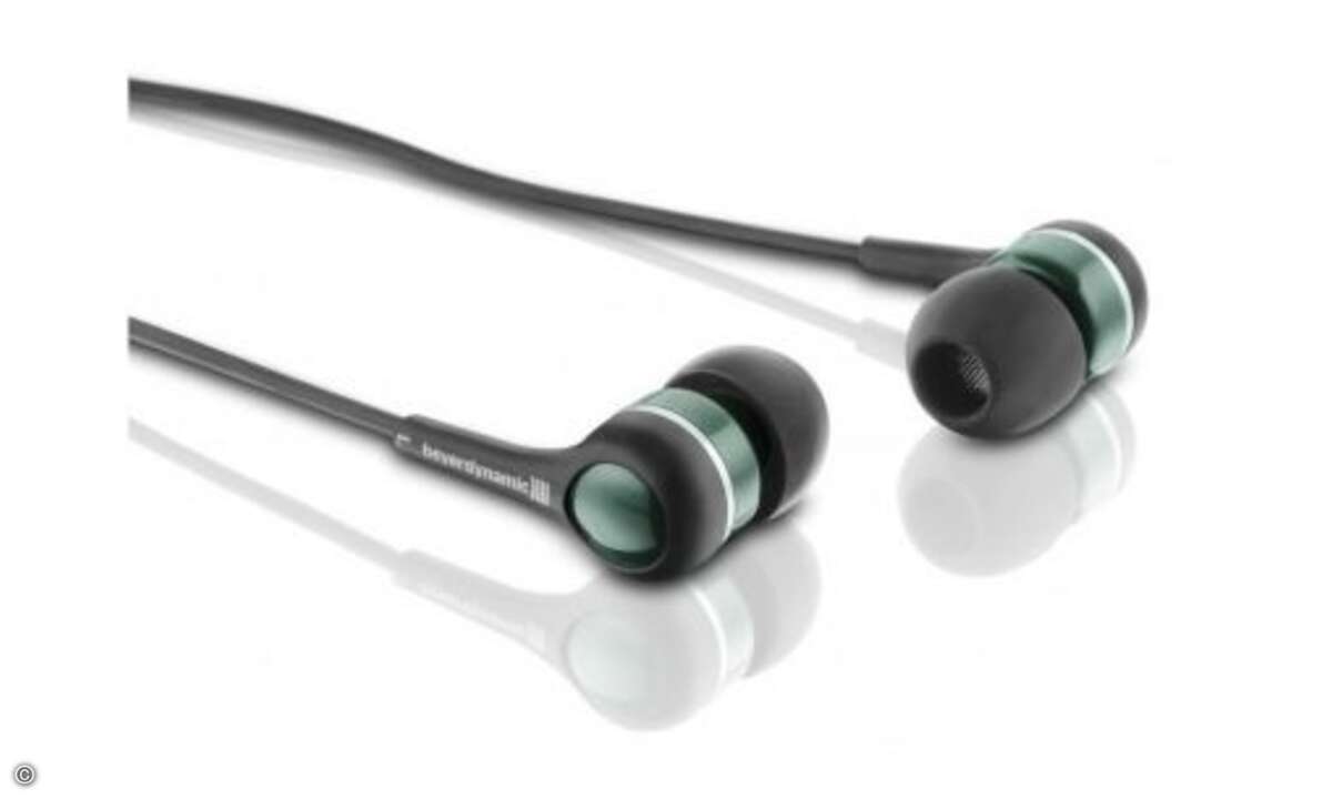 Beyerdynamic DTX 41 iE - 40 Euro
Ausgewogen, doch in Tutti-Einsätzen mit Neigung zum lästigen, präsentiert sich der kleine Beyerdynamic DTX 41 iE während des Tests. Der kleine Heilbronner ist anders als seine größeren Brüder kein Auflösungswunder.