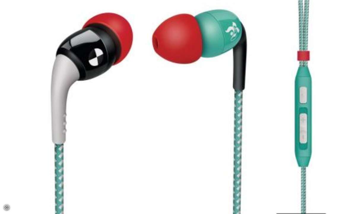 Philips O'Neill Der Specked SHO 9575 - 40 Euro
Das hübsche Stoffgeflecht um das Anschlusskabel beim Philips Der Specked
mach es zwar robuster, aber Berührungen an dem Kabel werden intensiv zum Ohr
geleitet, was recht störend ist. Klanglich gibt