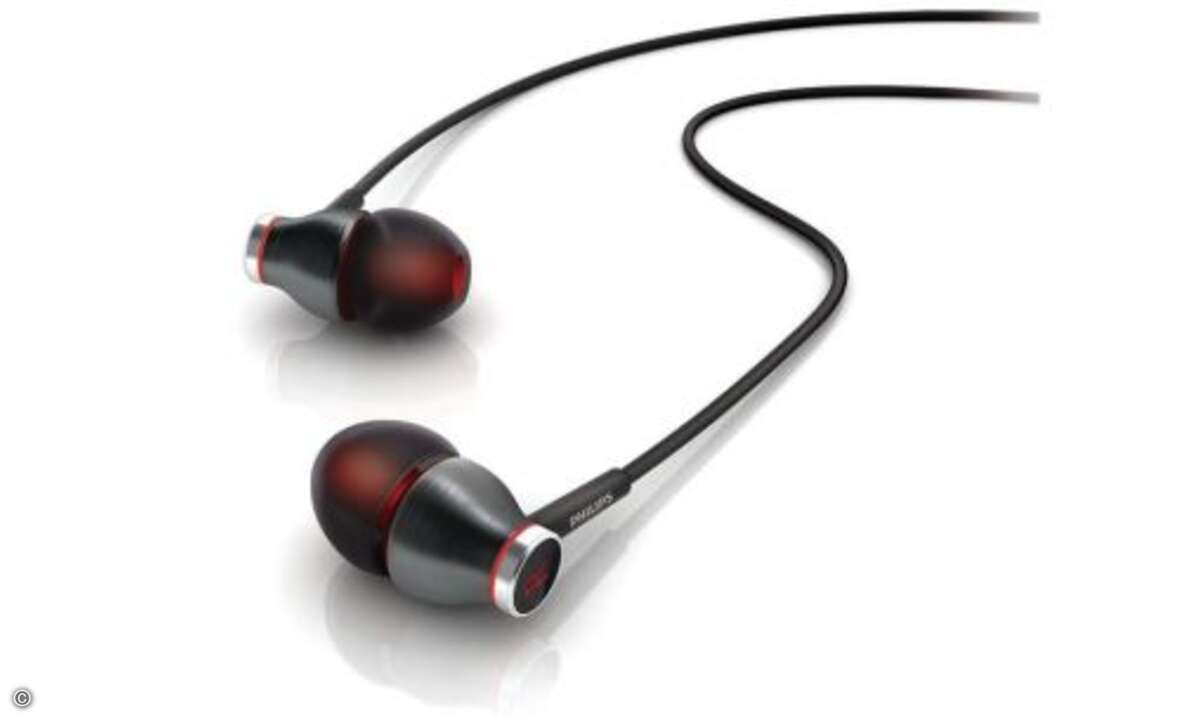 Philips SHE 9000/10 - 40 Euro
Mit Metallgehäuse und Gewebegeflecht um das Anschlusskabel präsentiert sich der Philips SHE 9000/10 optisch recht hochwertig. Das Zubehör dagegen ist mit drei Ohranpassstücken aus Silkon und einem aus Schaum eher besc