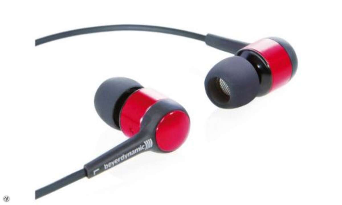 Beyerdynamic DTX 101 iE - 80 Euro
Ganz unüblich hat Beyerdynamic den Preis für den Nachfolger des DTX 100 auf 80 Euro gesenkt. Deshalb stört es nur wenig, dass es als Dreingaben nur ein Täschchen und drei verschiedene Pads gibt.
Da sich aber d