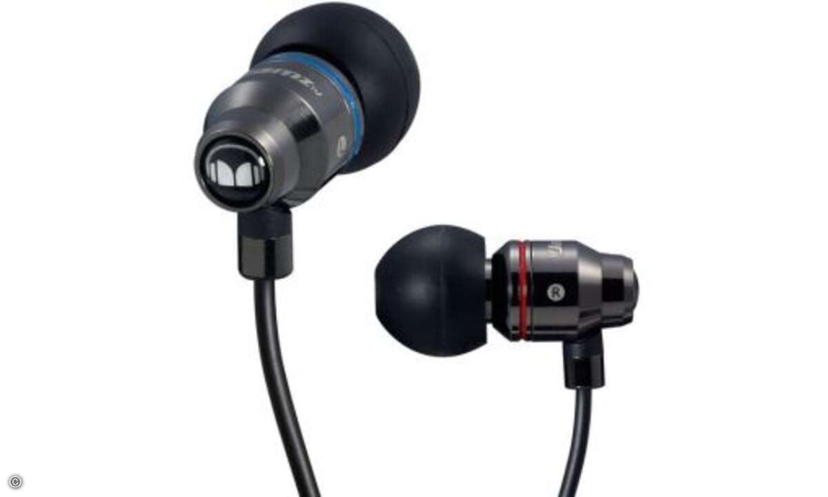 Monster Lil Jamz - 90 Euro
Mit verchromten Metallgehäuse setzt sich der Monster Lil Jamz sehr wertig in Szene. Auch die Verpackung mit Magnetverschluss, die fünf Anpassungs-Pads und die Transporttasche fordern keine Kritik heraus. Klanglich jedoch