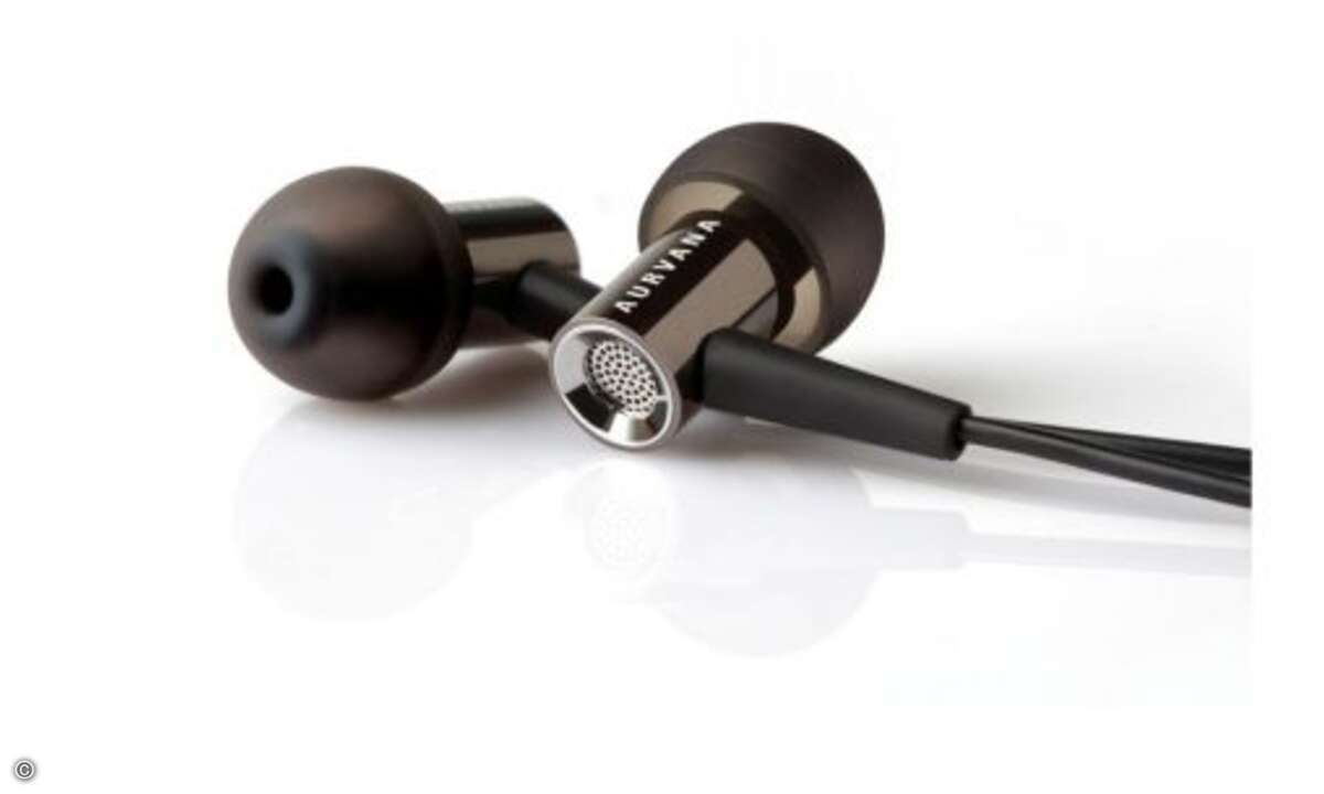 Creative Aurvana In-Ear 2 - 100 Euro
Optisch unterscheidet sich der In-Ear 2 deutlich von seinem großer Bruder Aurvana In-Ear 3. Gemeinsam haben die beiden den überragenden Tragekomfort (trotz der normalen Kabelführung des 2er) und das recht üppig