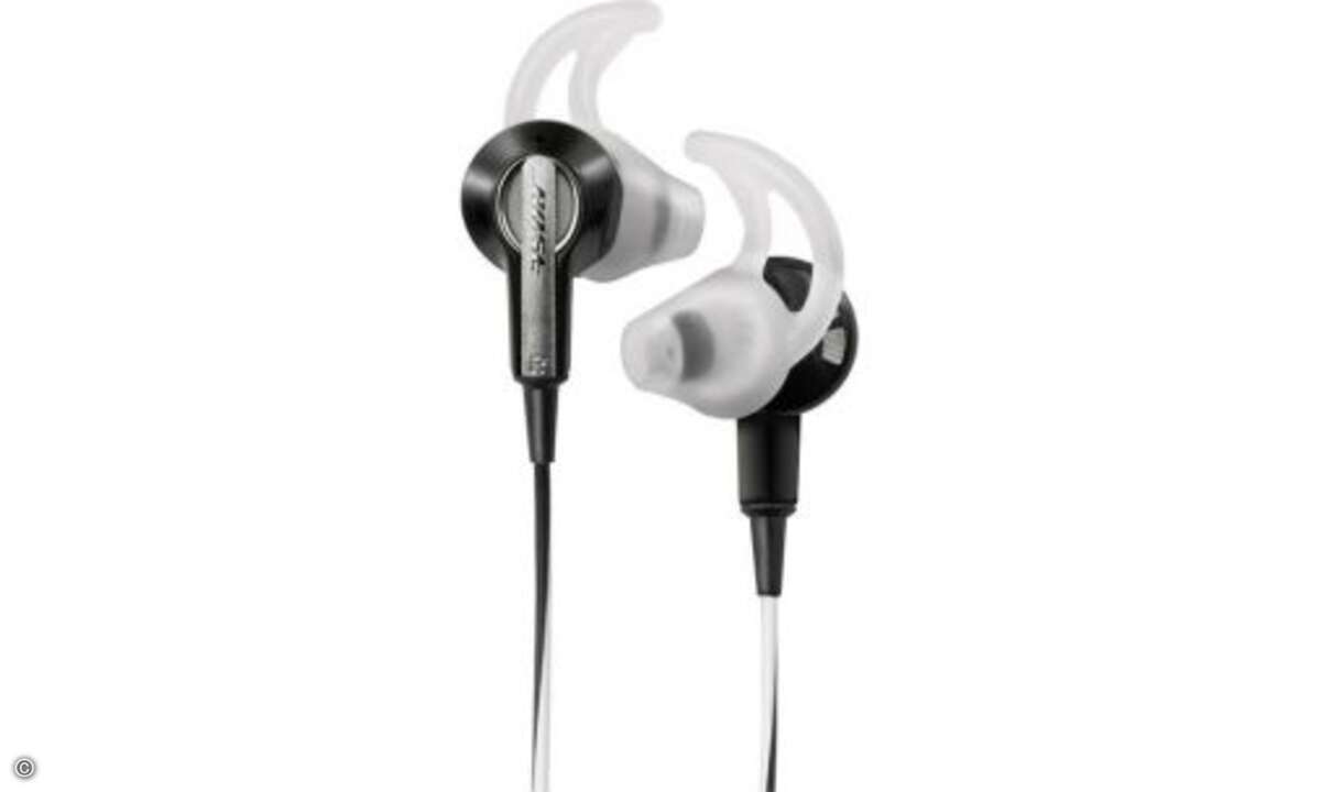Bose IE 2 - 100 Euro
Mit einem trickreich geformten Pad verleiht Bose seinem IE 2 einen angenehmen und sicheren Sitz in der Ohrmuschel. Im Hörtest zeigte der Hörer eine etwas andere Abstimmung als sein Vorgänger IE. Der IE 2 brachte Becken deutlic