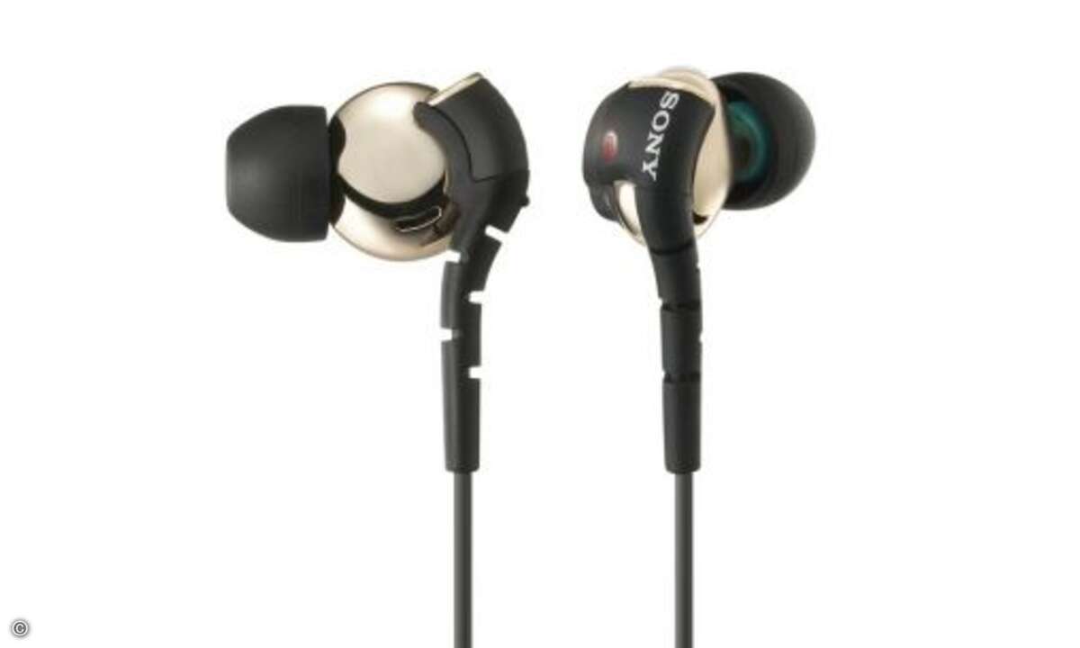 Sony MDR EX 510 LP - 100 Euro
Bis auf die Ledertasche ist das Zubehör des MDR EX 510 LP mit dem des kleineren Bruders MDR EX 310 LP identisch. Klanglich wollten die Sony-Ingenieure mehr, was sie beim 510er auch mit minimal feineren Höhen und etwas