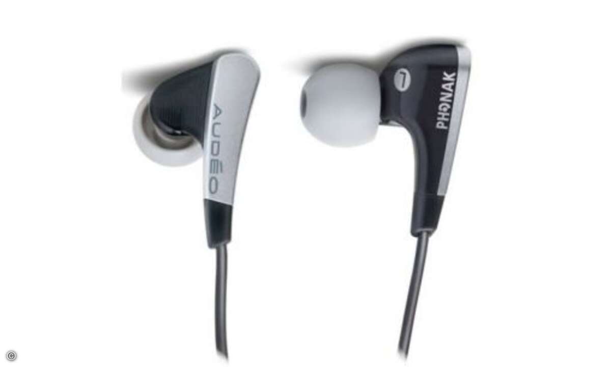 Phonak Audéo PFE 112 - 130 Euro
Die Ausstattung des Phonak ist vorbildlich. Auch beim Tragekomfort überzeugt der Audéo 112 auf der ganzen Linie. Die mitgelieferten Klangtuning-Filter sind was Feines, sie konnten jedoch die weniger wuchtige Abstimm