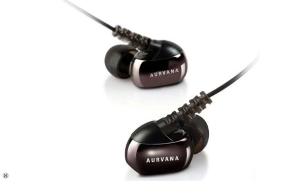 Creative Aurvana In-Ear 3 - 150 Euro
Gleich acht Ohr-Adapter sorgen beim Creative-Hörer für den angenehmen Sitz. Die Form, die Positionierung und die Überohr-Kabelführung machen ihn zum idealen Begleiter bei sportlichen Aktivitäten.
Klanglich