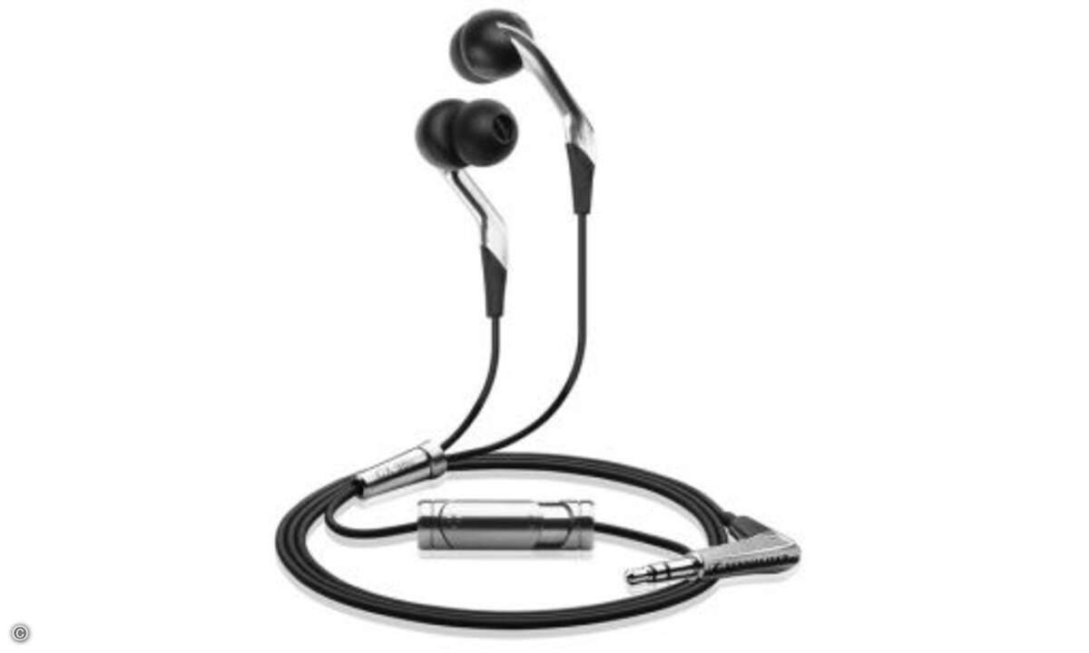 Sennheiser CX 980 - 200 Euro
Der CX 980 ist der größte In-Ear-Hörer aus der Sennheisers „Expression Line“-Serie. Das mitgelieferte Zubehör lässt sich sehen und besteht aus sieben Ohrpassstücken (6x Silikon und 1x Schaumstoff) einem Transportetui u