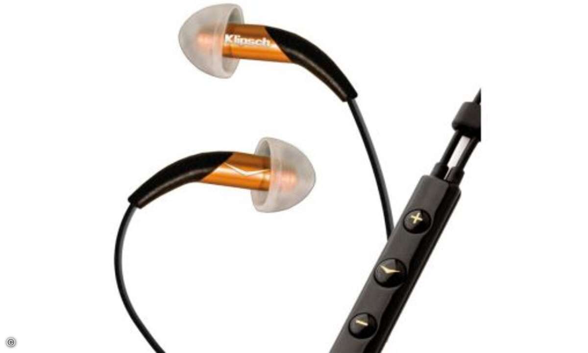 Klipsch X 10i - 250 Euro
Die Ausstattung des Klipsch X 10i mit iPod-Steuerung, Flugzeugadapter, Tasche und fünf Silikon-Pads ist sehr umfangreich. Der Klang? Farbenreich, antrittsschnell und fein mit Neigung zur bassbetonten, entspannten Spielkult