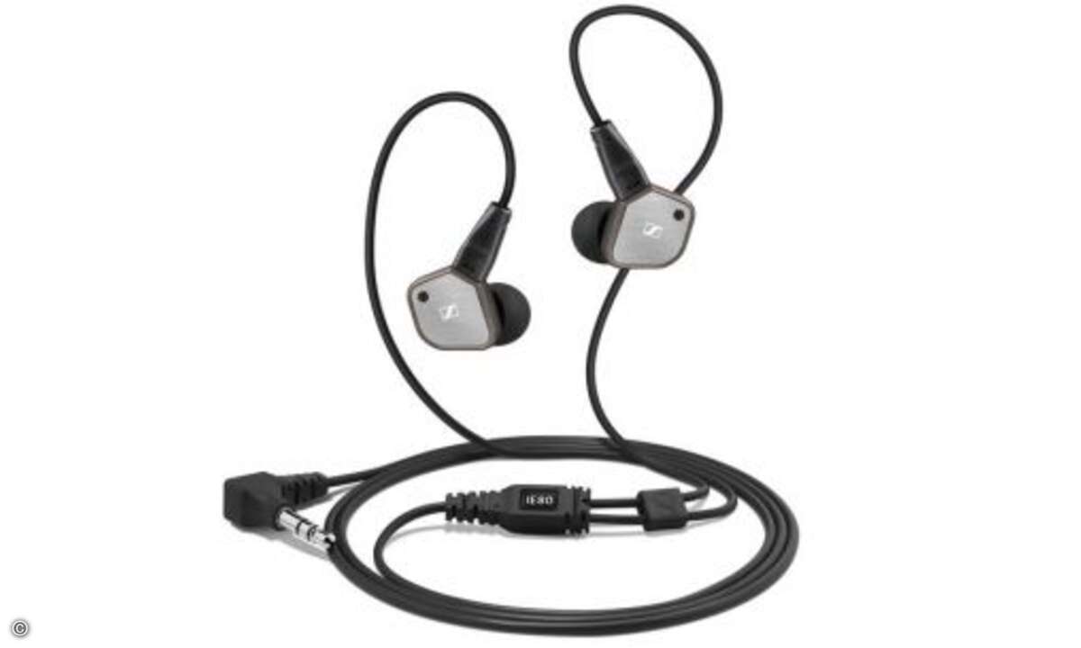 Sennheiser IE 80 - 300 Euro
Optisch wirkt der neue IE 80 mit Metallverblendung edler im Vergleich zum Vorläufer IE 8. Geblieben ist die Option, den Bass je nach Geschmack dezent anzupassen. Im Originalzustand lief der IE 80 mit noch zarteren Ober