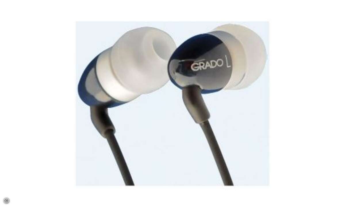 Grado GR 8 - 320 Euro
Optisch unterscheiden sich die ultrakleinen und hervorragend verarbeiteten Grado GR 10 und der GR 8 einzig durch ihre Metallic-Lackierung. Der etwas unauffälligere, blaue GR 8 wird wie auch der 10er in Japan produziert.
Kl