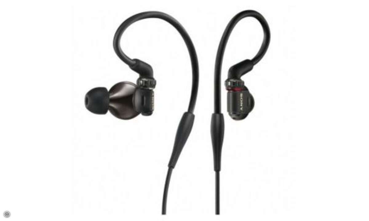 Sony MDR EX 1000 - 500 Euro
Nicht nur die solide Verarbeitung des MDR EX 1000 LP zeugt davon, dass er Sonys Topmodell ist, auch die Ausstattung ist sinnvoll üppig. Sieben Ohrpads aus angenehmen Urethan, drei mit zusätzlichem Schaumstoff zur Außeng