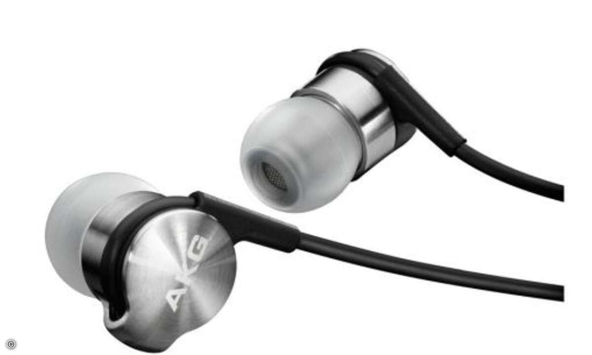 AKG K 3003 - 1200 Euro
Leider packt AKG seinem Top-Hörer nur sechs latexfreie Pads in drei unterschiedlichen Größen bei. Dafür aber auch drei akustische Filter, die unterschiedliche Klangtendenzen ermöglichen. Der graue ist der ausgewogenste. Er