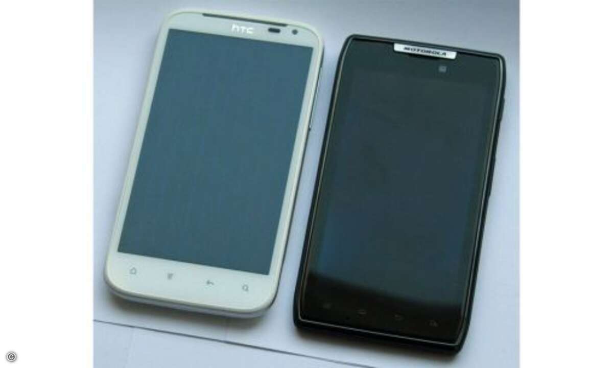 Design und Verarbeitung

Beide Handys sind verdammt groß und passen nicht mehr in jede Hosentasche: Das XL-Modell von HTC misst 132,5 x 70,7 Millimeter, das RAZR ist mit 130,7 x 68,9 Millimeter etwas kleiner. Mit welchen Dimensionen man es zu tun h