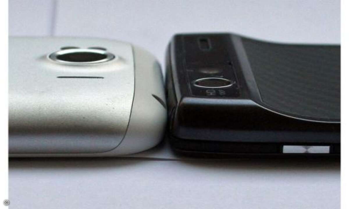 Design und Verarbeitung
Allerdings beult die Kamera-Einheit die Rückseite im oberen Bereich einige Millimeter aus, an dieser Stelle ist das RAZR sogar dicker als das Sensation XL (9,9 Millimeter).
© connect
