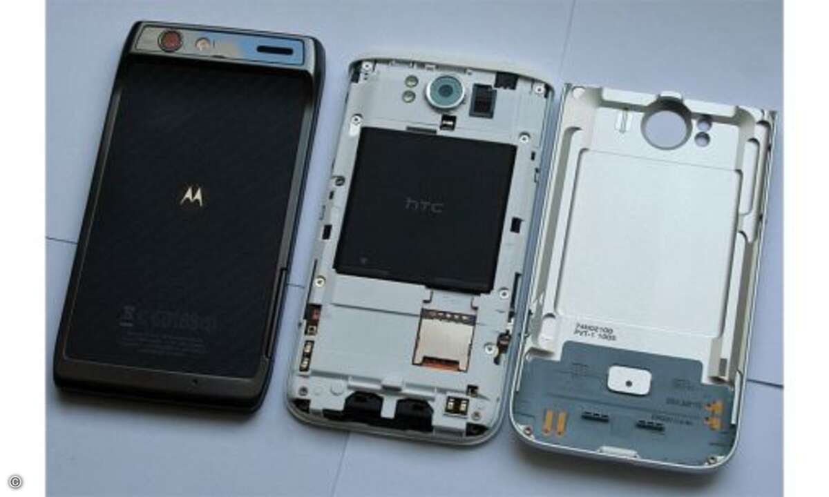 Design und Verarbeitung
Außerdem steckt das Motorola-Handy wie das iPhone in einem Gehäuse, das ohne bewegliche Teile auskommt, was die Integrität und Stabilität ungemein erhöht. Der Nachteil: der Akku ist fest eingebaut, im Gegensatz zum Sensatio