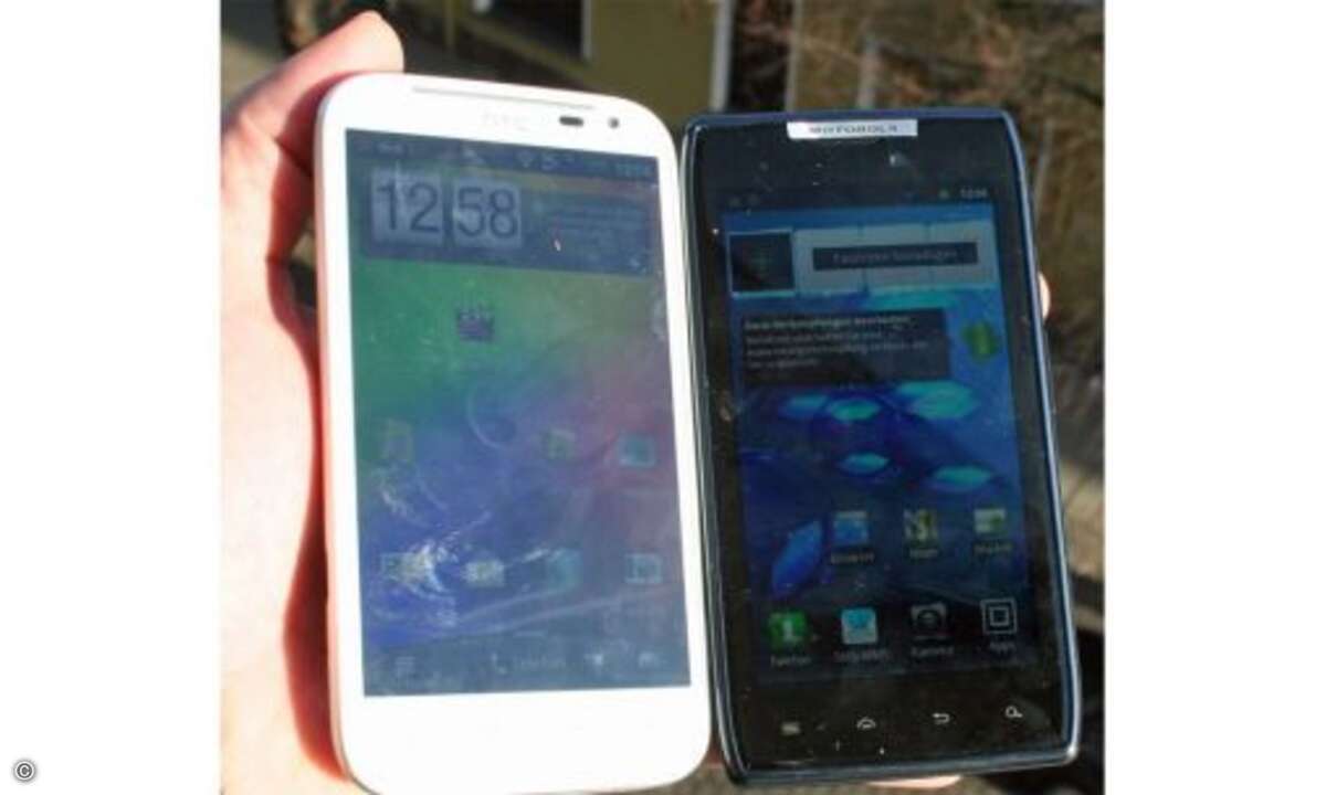 Display
Die Technologie ist bei beiden grundverschieden. Während Motorola ein modernes Super-AMOLED-Display einbaut, das besonders tiefes Schwarz und ausgeprägte Kontraste bietet, setzt HTC auf ein herkömmliches LCD. Nicht nur bei direkter Sonnene