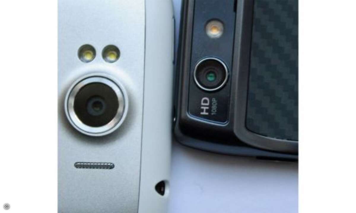 Kamera
Hier schenken sich beide Smartphones nichts. Auf der Rückseite findet der Nutzer jeweils eine 8-Megapixel-Optik, die Videos in der vollen HD-Auflösung von 1080p aufzeichnen kann. Einziger Unterschied: beim XL-Modell ist der Blitz leuchtstär