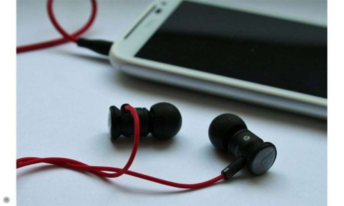 Musik
Statt der bei Handys üblichen Billig-Stöpsel findet er hochwertige In-Ear-Kopfhöhrer der Marke