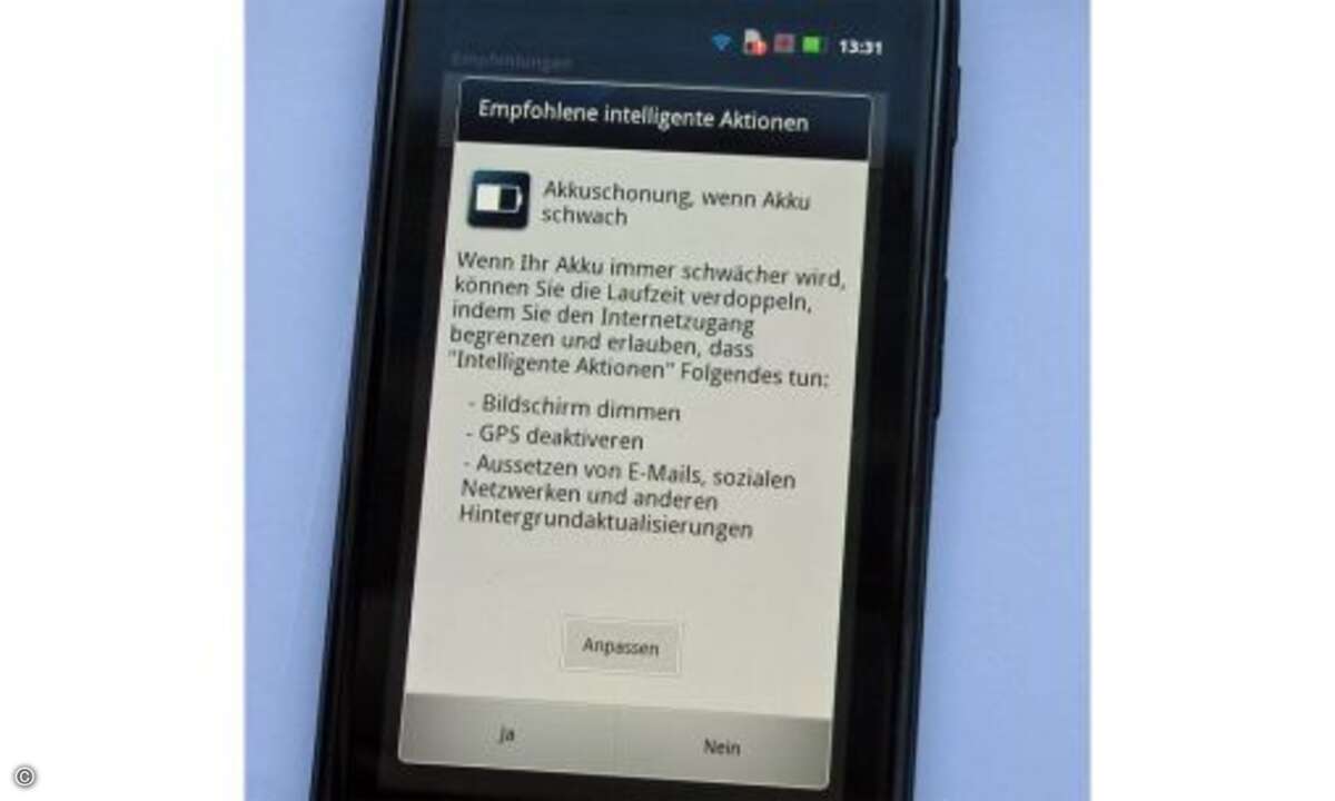System und Oberfläche
Motorola wiederum bietet mit den Smart Actions eine sinnvolle System-Erweiterung. Damit kann man Regeln für Aktionen definieren, die vom Handy dann automatisch ausgeführt werden. Ein Beispiel: Man verknüpft die Aktion