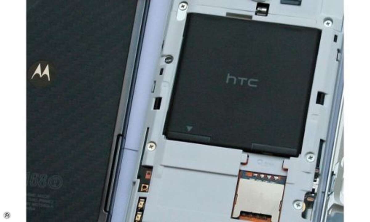 Akku
Hier punktet Motorola mit der stärkeren Batterie. Sie hat eine Kapazität von 1780 mAh, das Sensation XL hat nur 1600 mAh. Allerdings kann man beim HTC-Handy den Akku wechseln, wenn der Saft ausgeht. Wie lange die beiden Geräte mit einer volle